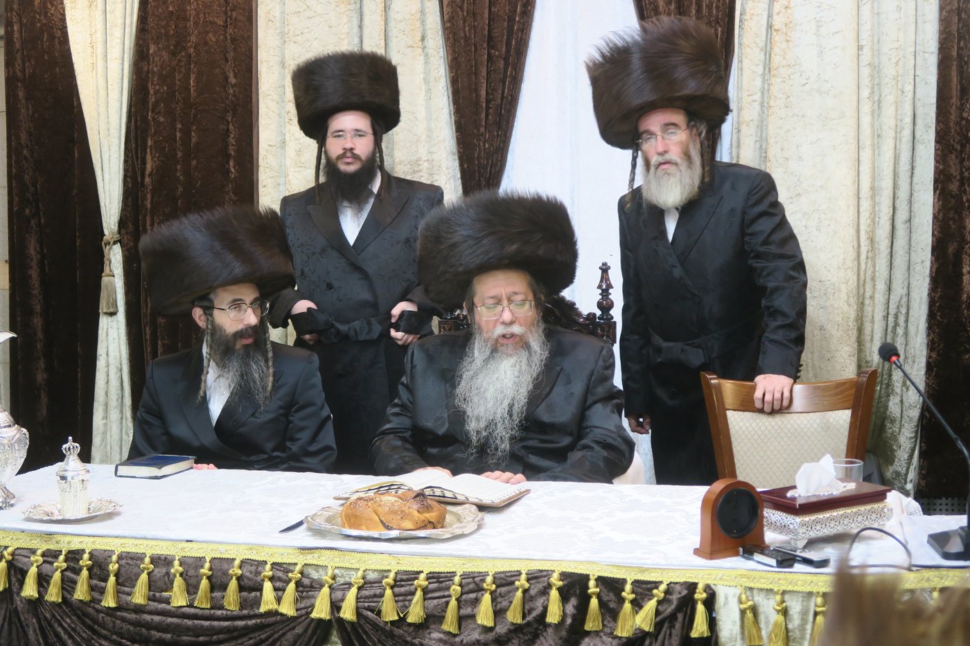 האדמו"ר משבט הלוי שליט"א בטיש חול המועד סוכות | צילום: מ. אדלר