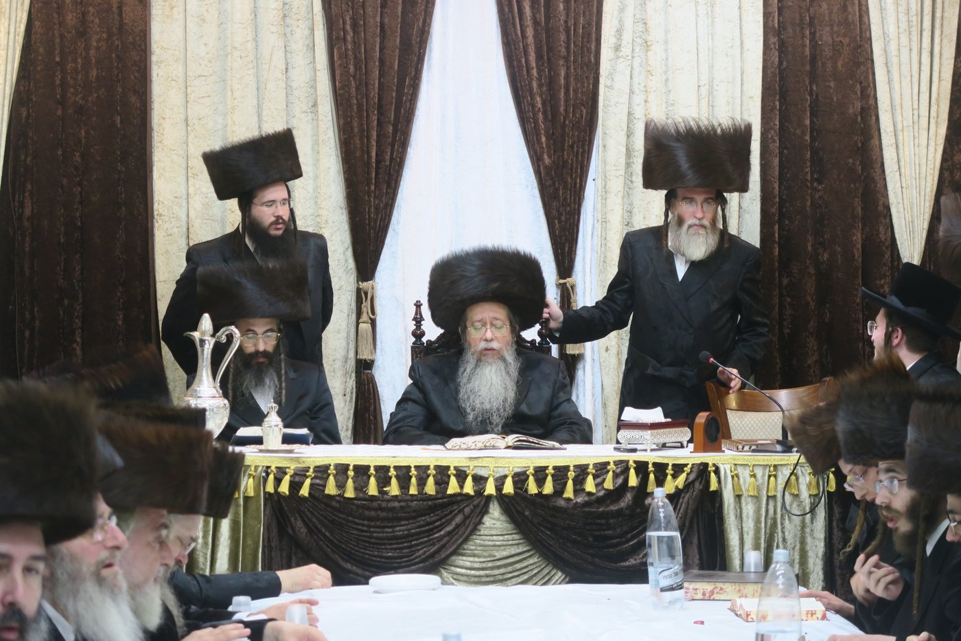האדמו"ר משבט הלוי שליט"א בטיש חול המועד סוכות | צילום: מ. אדלר