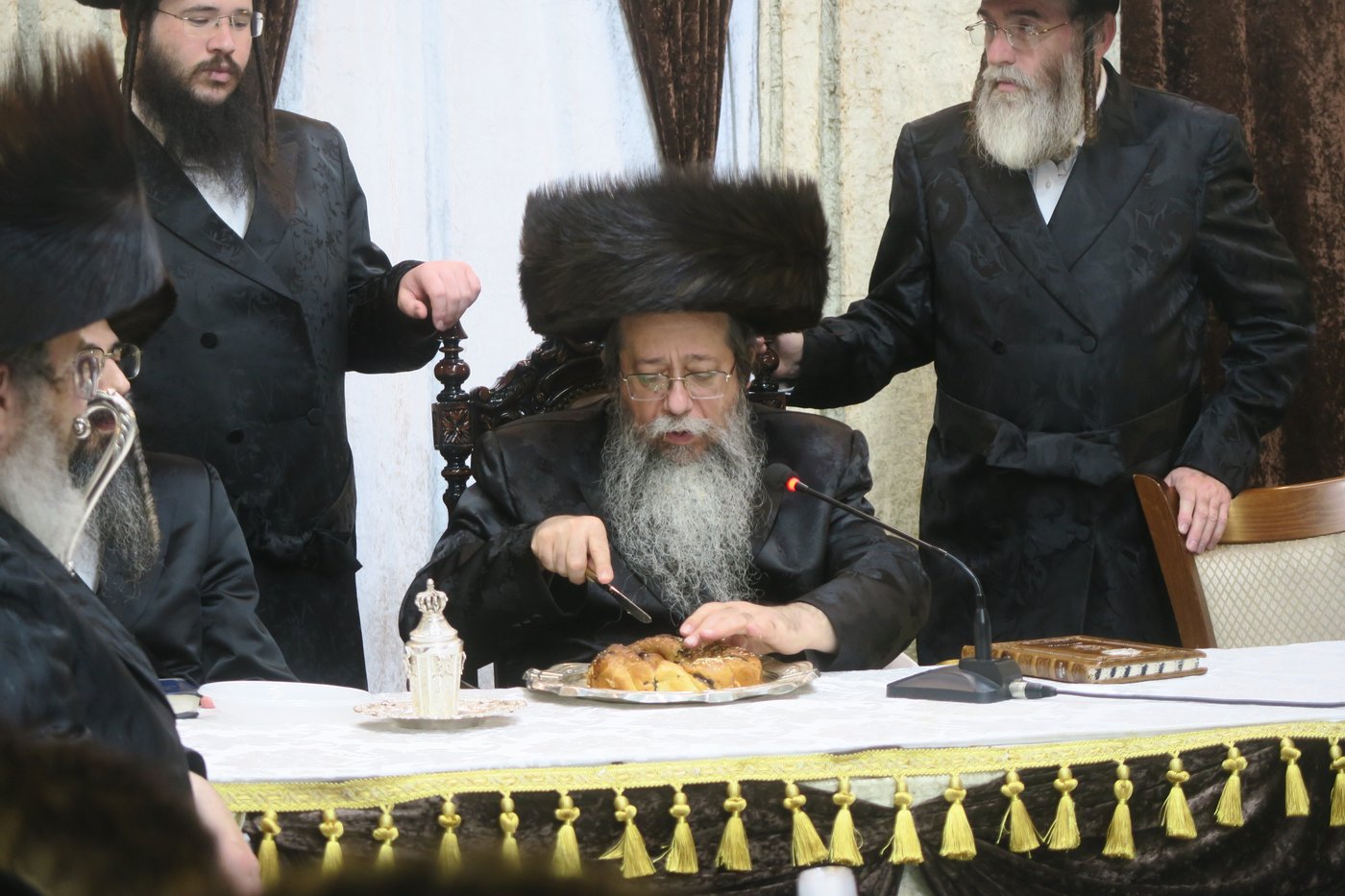האדמו"ר משבט הלוי שליט"א בטיש חול המועד סוכות | צילום: מ. אדלר