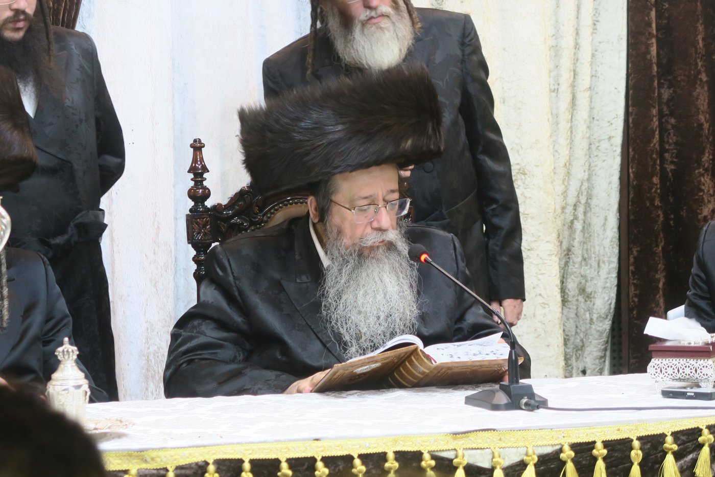 האדמו"ר משבט הלוי שליט"א בטיש חול המועד סוכות | צילום: מ. אדלר
