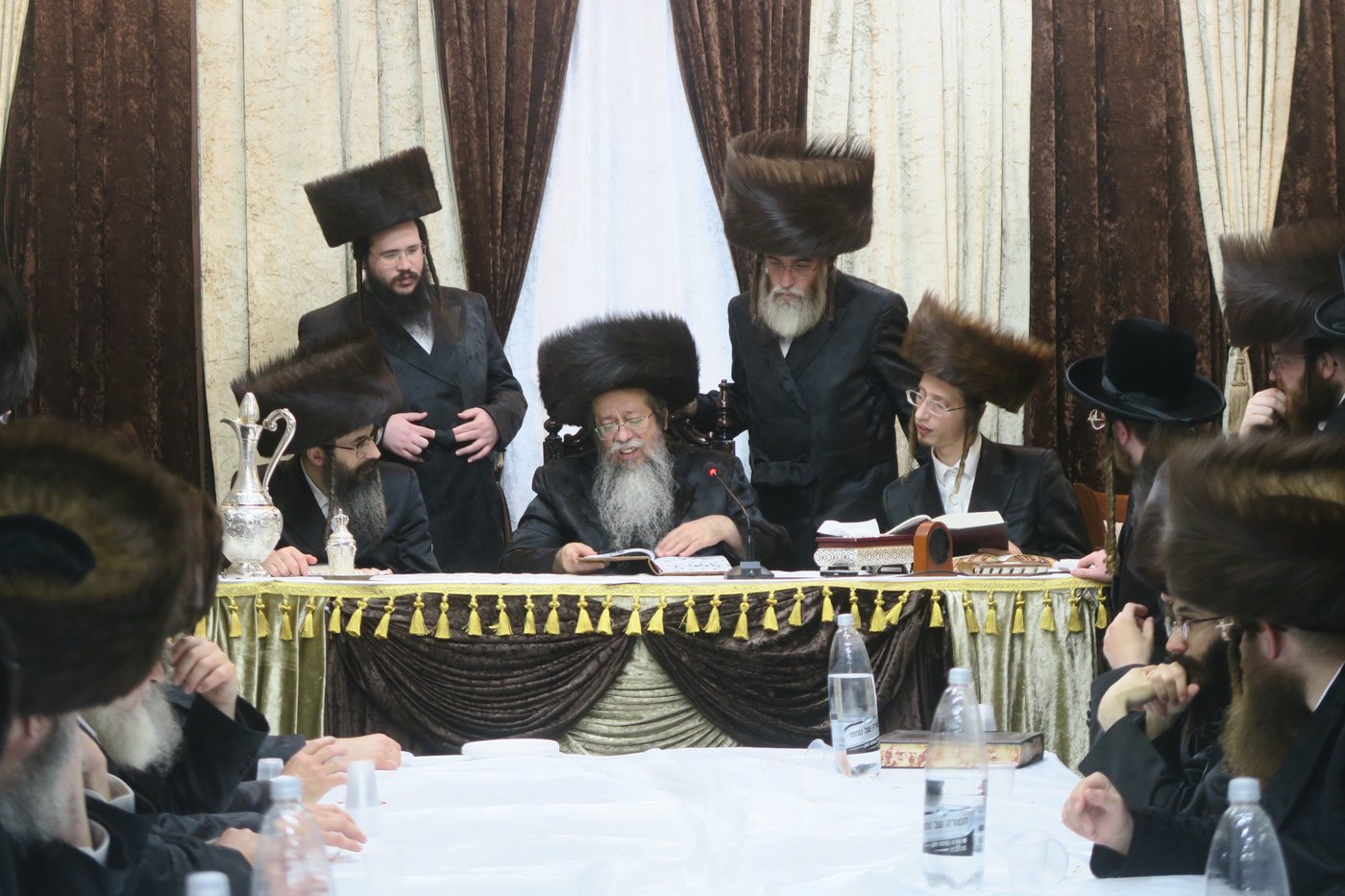 האדמו"ר משבט הלוי שליט"א בטיש חול המועד סוכות | צילום: מ. אדלר