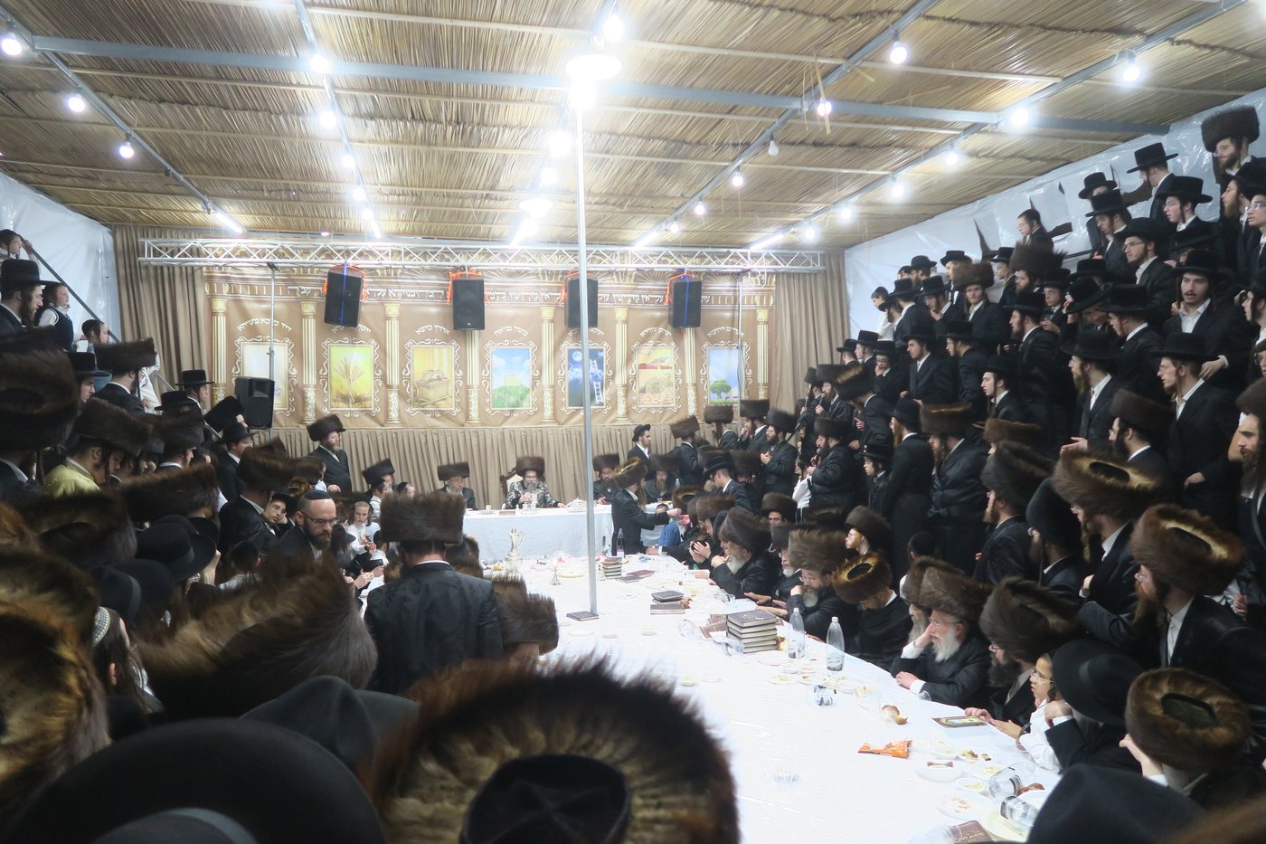 האדמו"ר מסקולען ירושלים בטיש חול המועד סוכות | צילום: מ. אדלר
