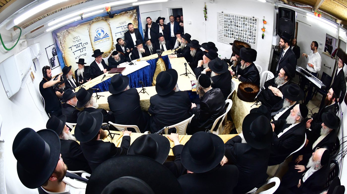 ריתחא דאורייתא בסוכתו של הגאון רבי דב לנדו שליט"א | צילום: שוקי לרר