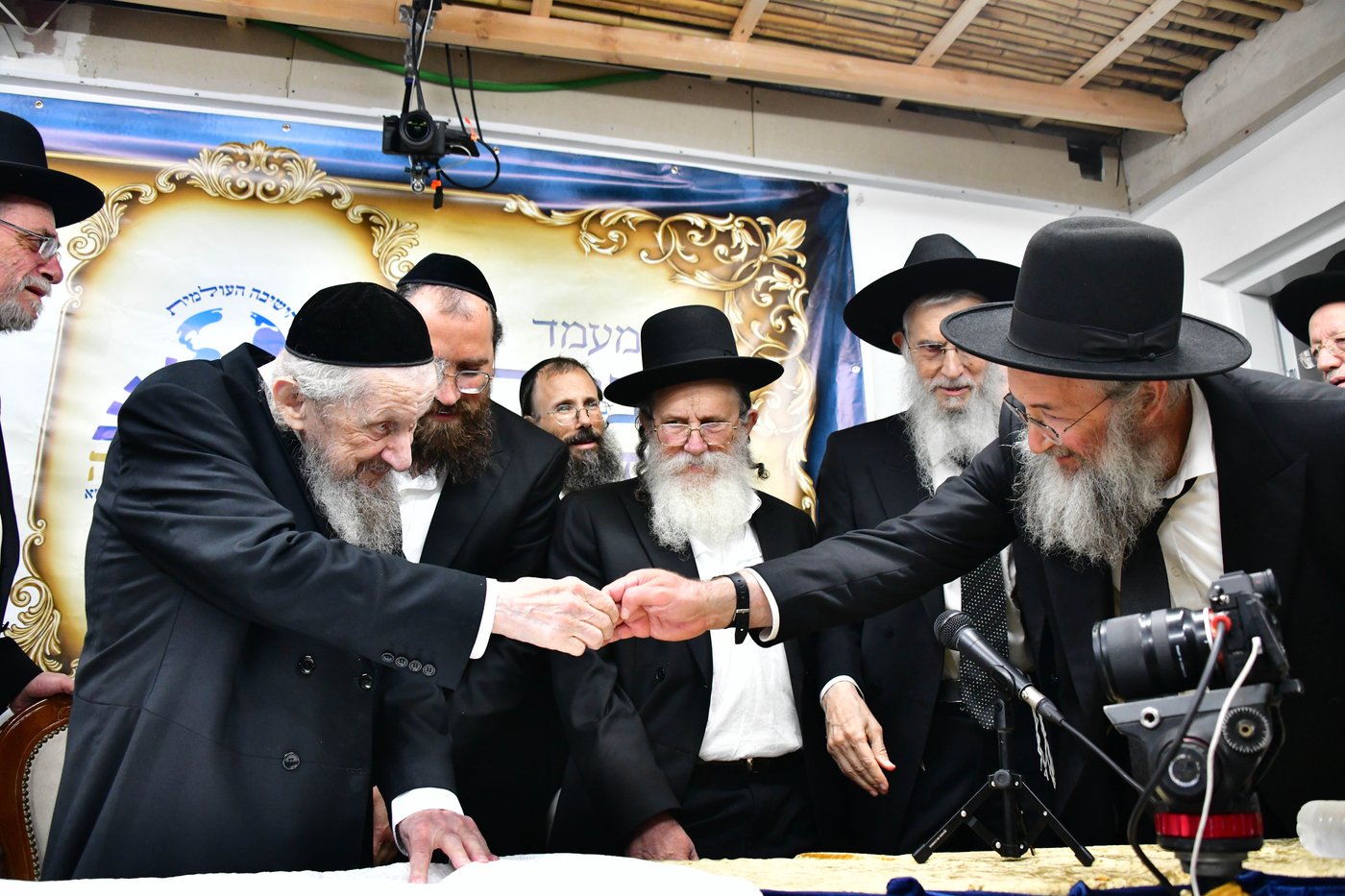 ריתחא דאורייתא בסוכתו של הגאון רבי דב לנדו שליט"א | צילום: שוקי לרר