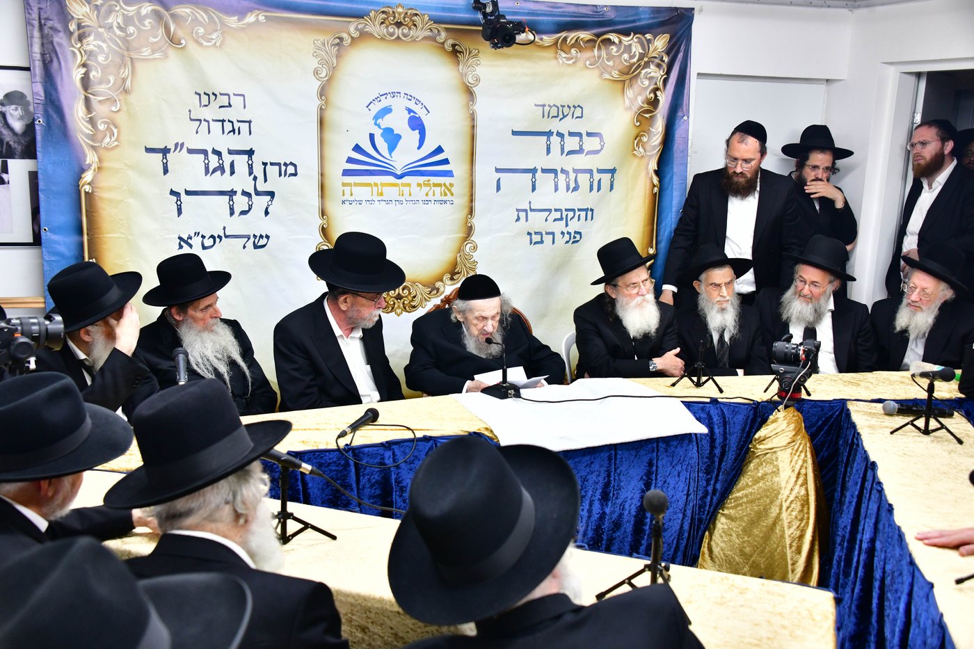 ריתחא דאורייתא בסוכתו של הגאון רבי דב לנדו שליט"א | צילום: שוקי לרר