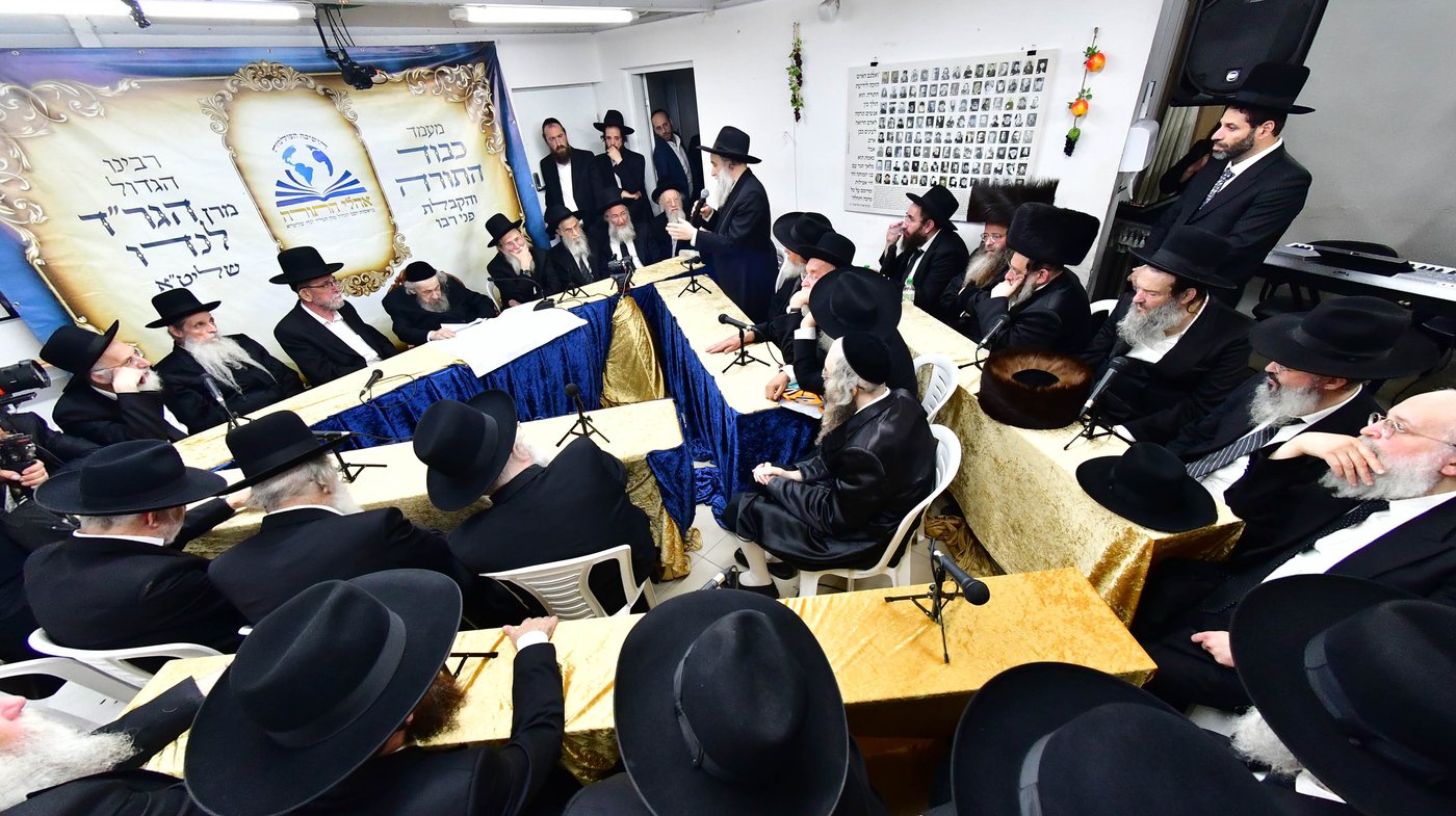 ריתחא דאורייתא בסוכתו של הגאון רבי דב לנדו שליט"א | צילום: שוקי לרר