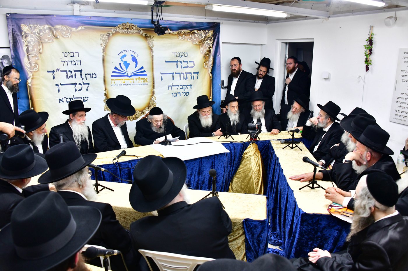 ריתחא דאורייתא בסוכתו של הגאון רבי דב לנדו שליט"א | צילום: שוקי לרר