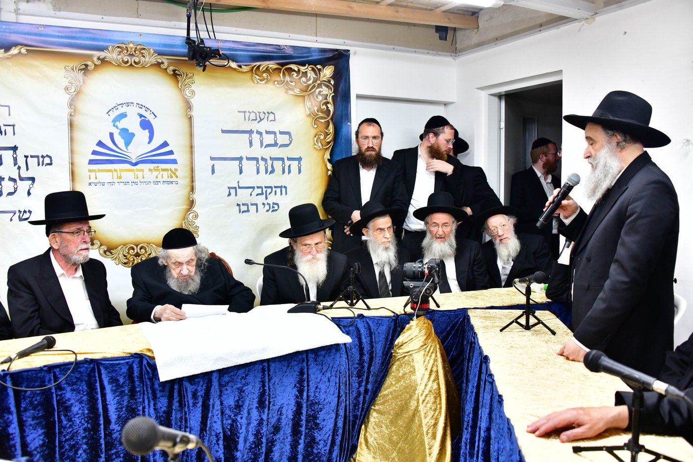ריתחא דאורייתא בסוכתו של הגאון רבי דב לנדו שליט"א | צילום: שוקי לרר