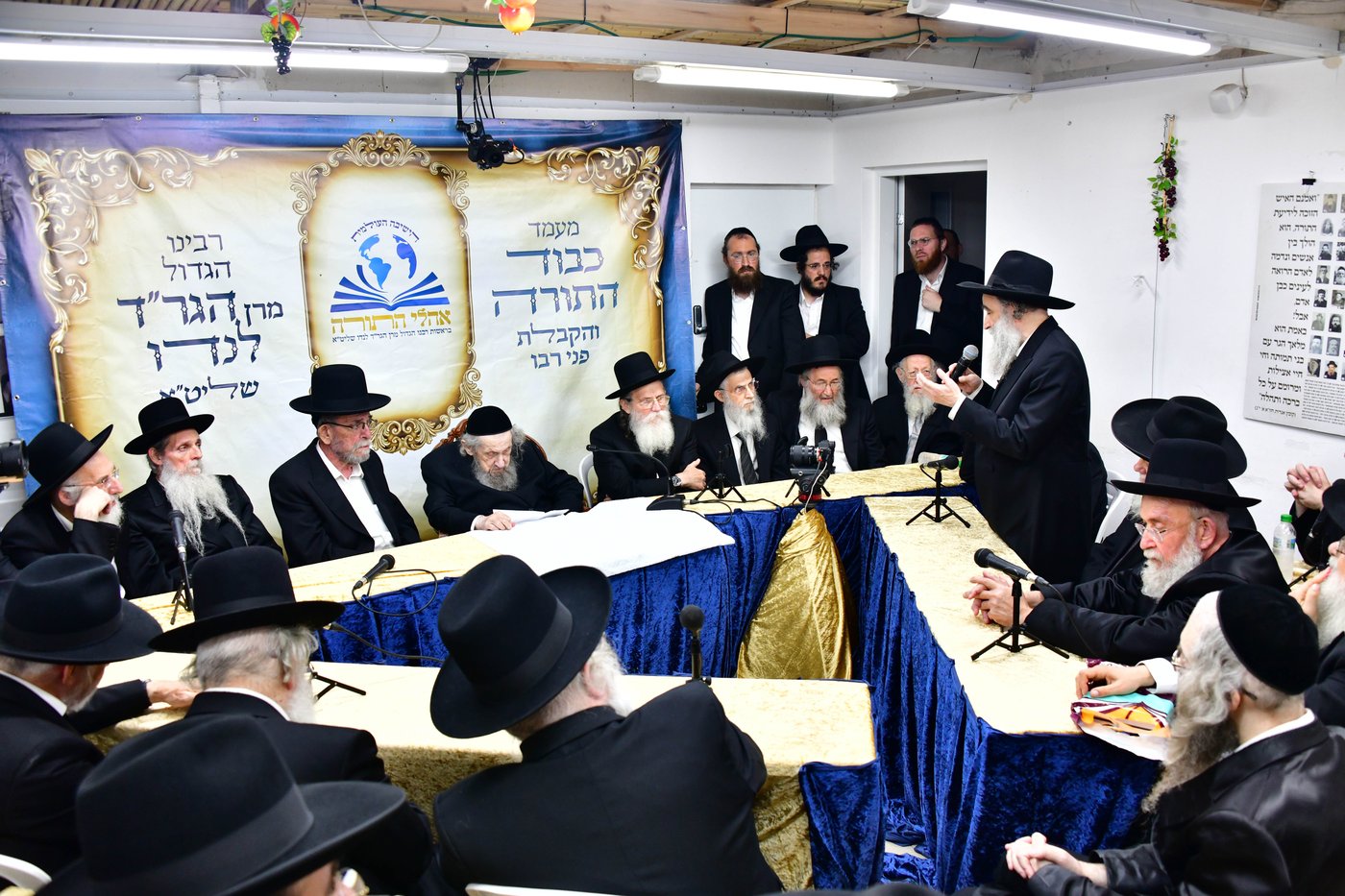ריתחא דאורייתא בסוכתו של הגאון רבי דב לנדו שליט"א | צילום: שוקי לרר