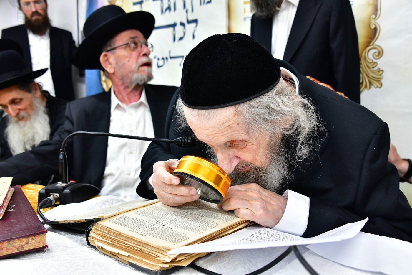 ריתחא דאורייתא בסוכתו של הגאון רבי דב לנדו שליט"א | צילום: שוקי לרר
