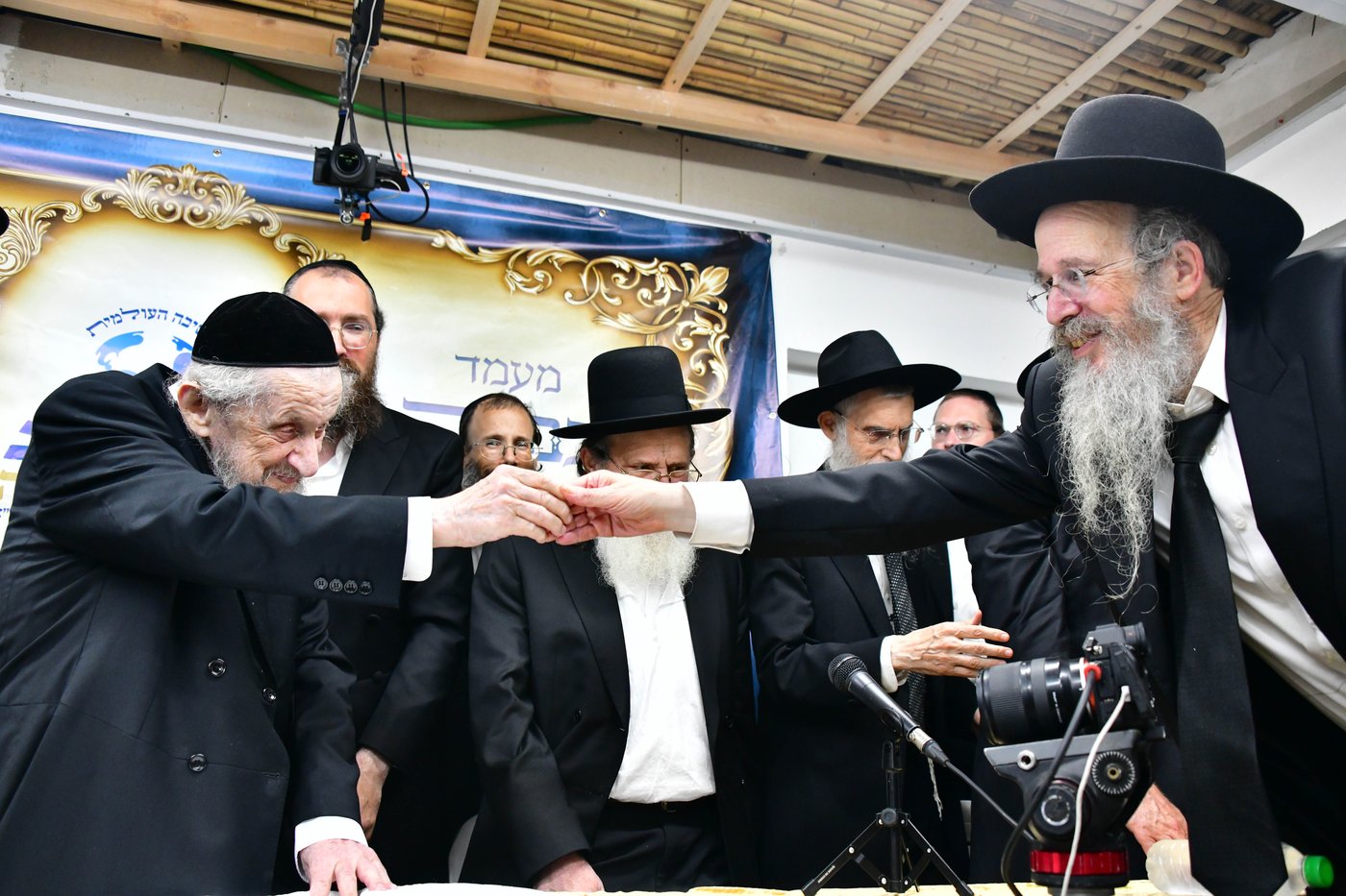 ריתחא דאורייתא בסוכתו של הגאון רבי דב לנדו שליט"א | צילום: שוקי לרר