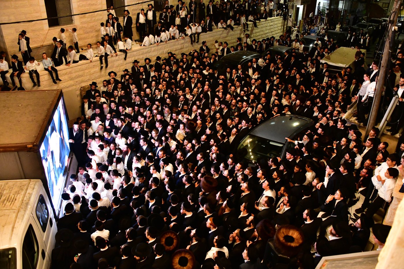 ריתחא דאורייתא בסוכתו של הגאון רבי דב לנדו שליט"א | צילום: שוקי לרר