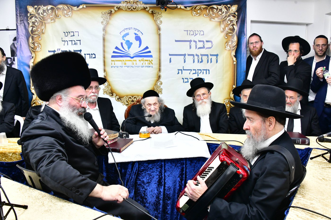 ריתחא דאורייתא בסוכתו של הגאון רבי דב לנדו שליט"א | צילום: שוקי לרר