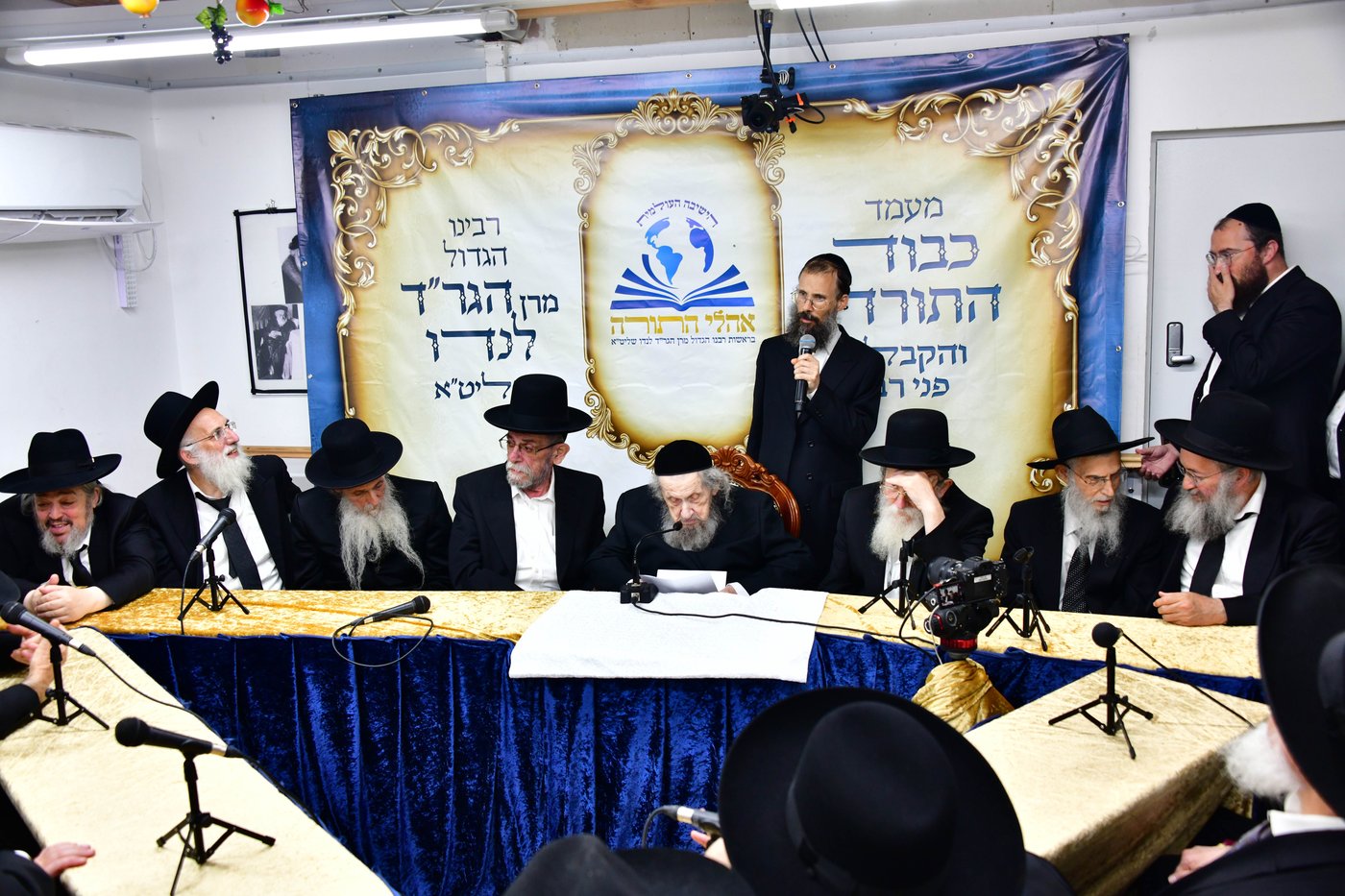 ריתחא דאורייתא בסוכתו של הגאון רבי דב לנדו שליט"א | צילום: שוקי לרר