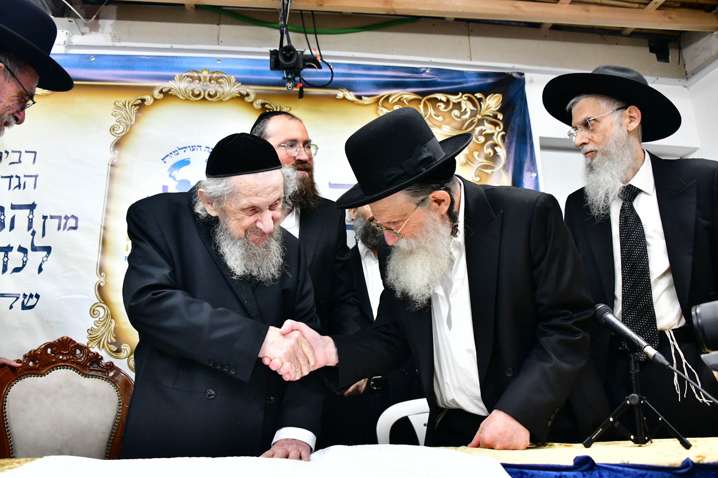 ריתחא דאורייתא בסוכתו של הגאון רבי דב לנדו שליט"א | צילום: שוקי לרר