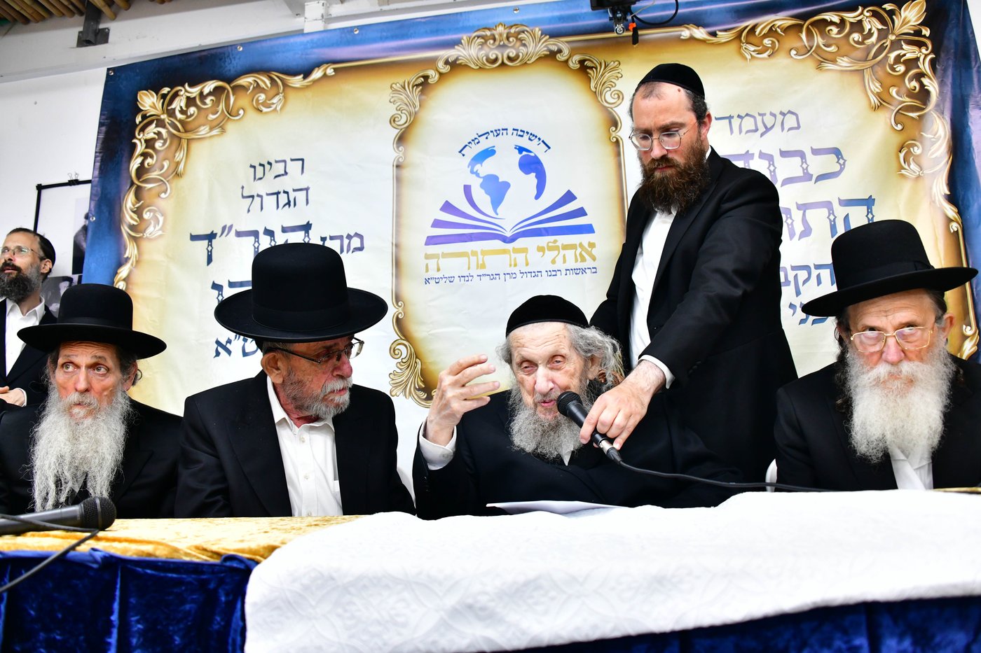 ריתחא דאורייתא בסוכתו של הגאון רבי דב לנדו שליט"א | צילום: שוקי לרר