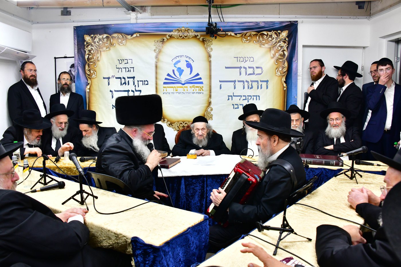 ריתחא דאורייתא בסוכתו של הגאון רבי דב לנדו שליט"א | צילום: שוקי לרר
