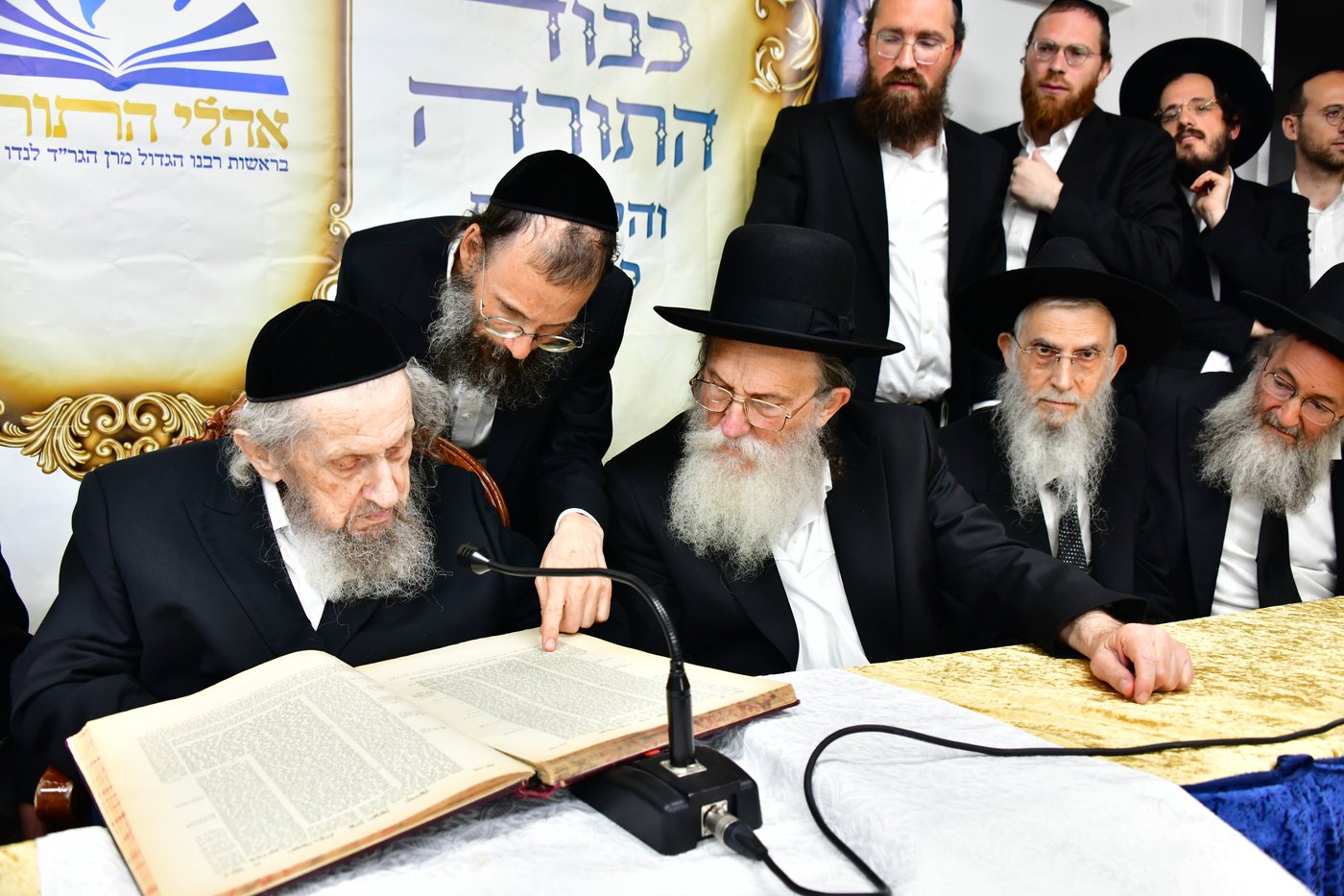 ריתחא דאורייתא בסוכתו של הגאון רבי דב לנדו שליט"א | צילום: שוקי לרר