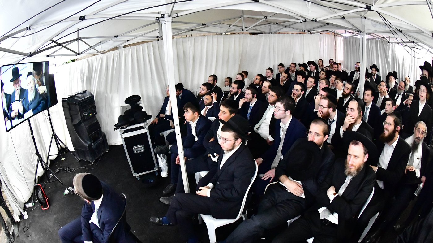 ריתחא דאורייתא בסוכתו של הגאון רבי דב לנדו שליט"א | צילום: שוקי לרר