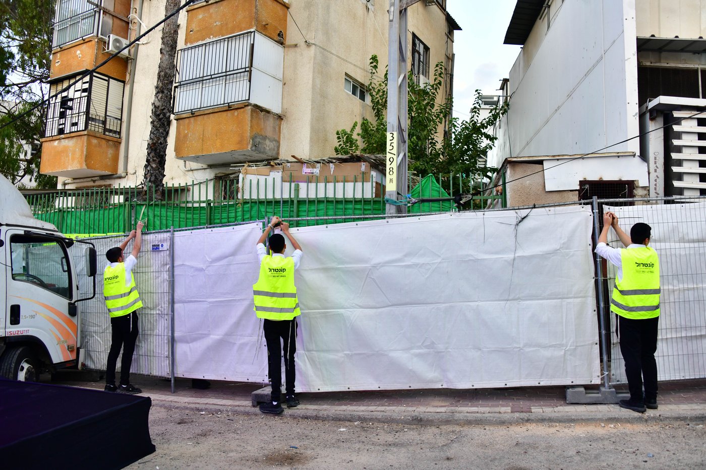 ריתחא דאורייתא בסוכתו של הגאון רבי דב לנדו שליט"א | צילום: שוקי לרר