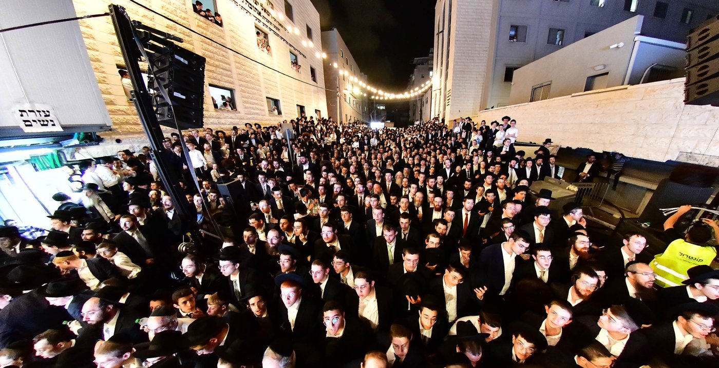 ריתחא דאורייתא בסוכתו של הגאון רבי דב לנדו שליט"א | צילום: שוקי לרר
