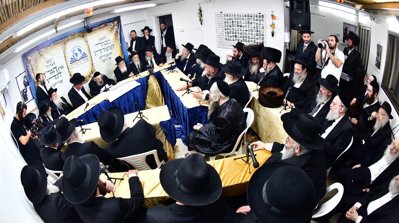 ריתחא דאורייתא בסוכתו של הגאון רבי דב לנדו שליט"א | צילום: שוקי לרר