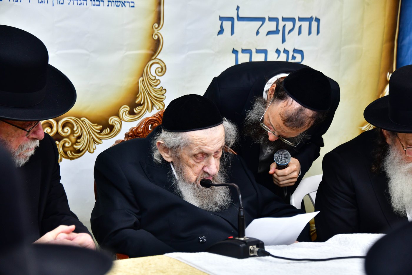 ריתחא דאורייתא בסוכתו של הגאון רבי דב לנדו שליט"א | צילום: שוקי לרר