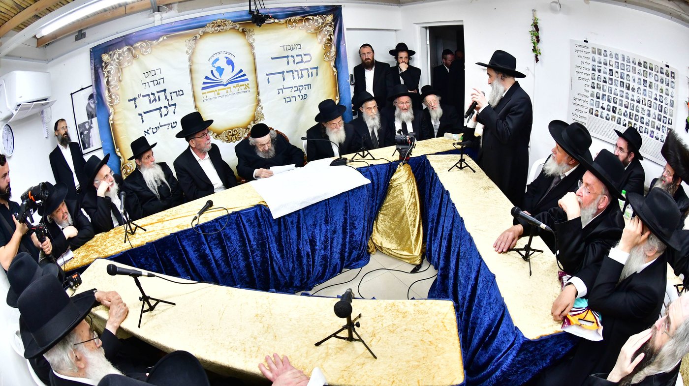 ריתחא דאורייתא בסוכתו של הגאון רבי דב לנדו שליט"א | צילום: שוקי לרר