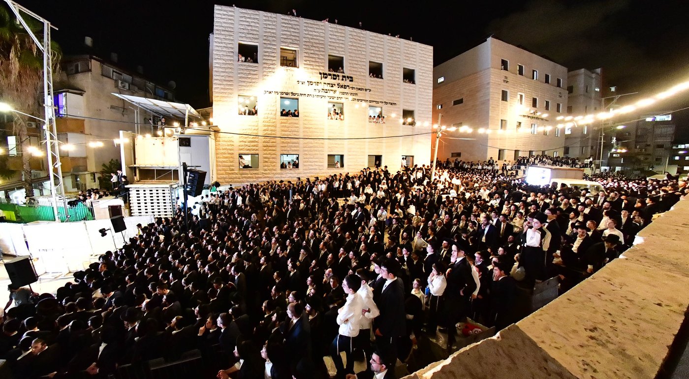 ריתחא דאורייתא בסוכתו של הגאון רבי דב לנדו שליט"א | צילום: שוקי לרר