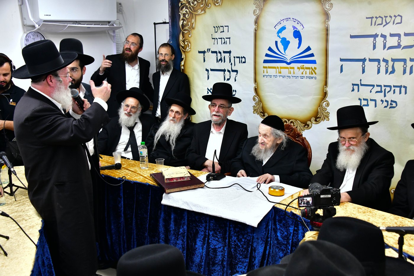 ריתחא דאורייתא בסוכתו של הגאון רבי דב לנדו שליט"א | צילום: שוקי לרר