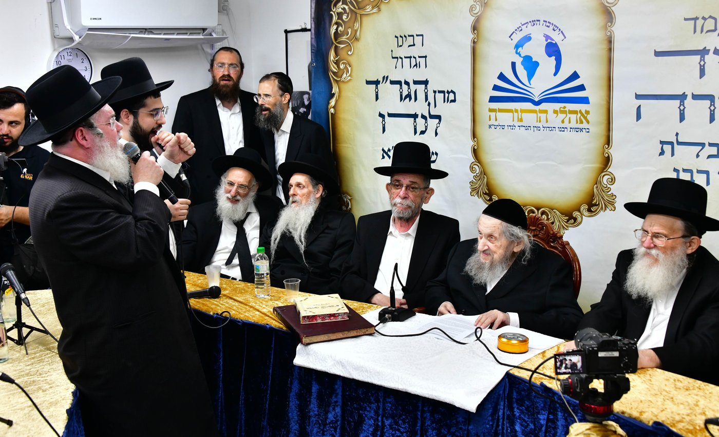 ריתחא דאורייתא בסוכתו של הגאון רבי דב לנדו שליט"א | צילום: שוקי לרר