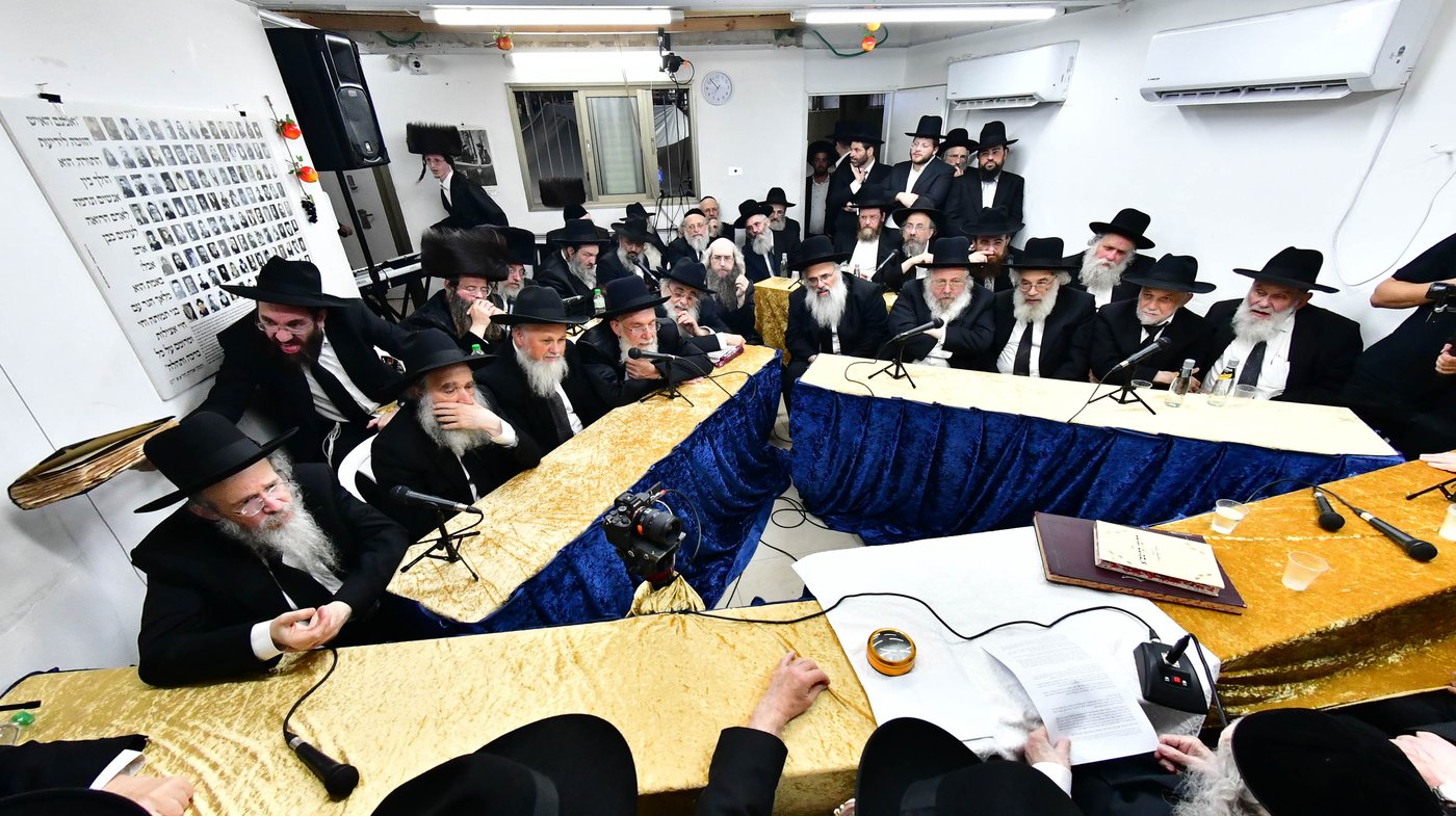 ריתחא דאורייתא בסוכתו של הגאון רבי דב לנדו שליט"א | צילום: שוקי לרר