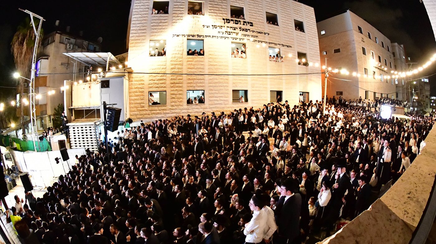 ריתחא דאורייתא בסוכתו של הגאון רבי דב לנדו שליט"א | צילום: שוקי לרר