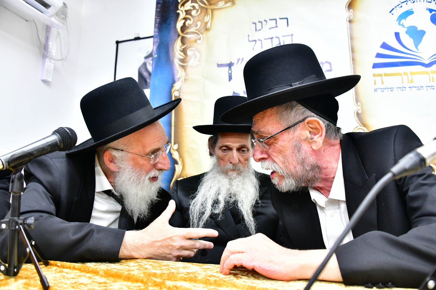ריתחא דאורייתא בסוכתו של הגאון רבי דב לנדו שליט"א | צילום: שוקי לרר