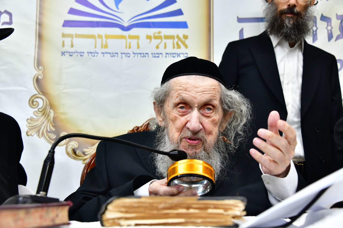 ריתחא דאורייתא בסוכתו של הגאון רבי דב לנדו שליט"א | צילום: שוקי לרר