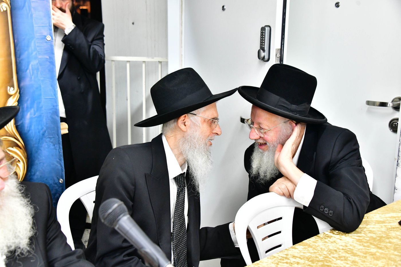 ריתחא דאורייתא בסוכתו של הגאון רבי דב לנדו שליט"א | צילום: שוקי לרר