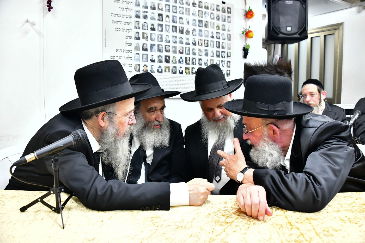 ריתחא דאורייתא בסוכתו של הגאון רבי דב לנדו שליט"א | צילום: שוקי לרר
