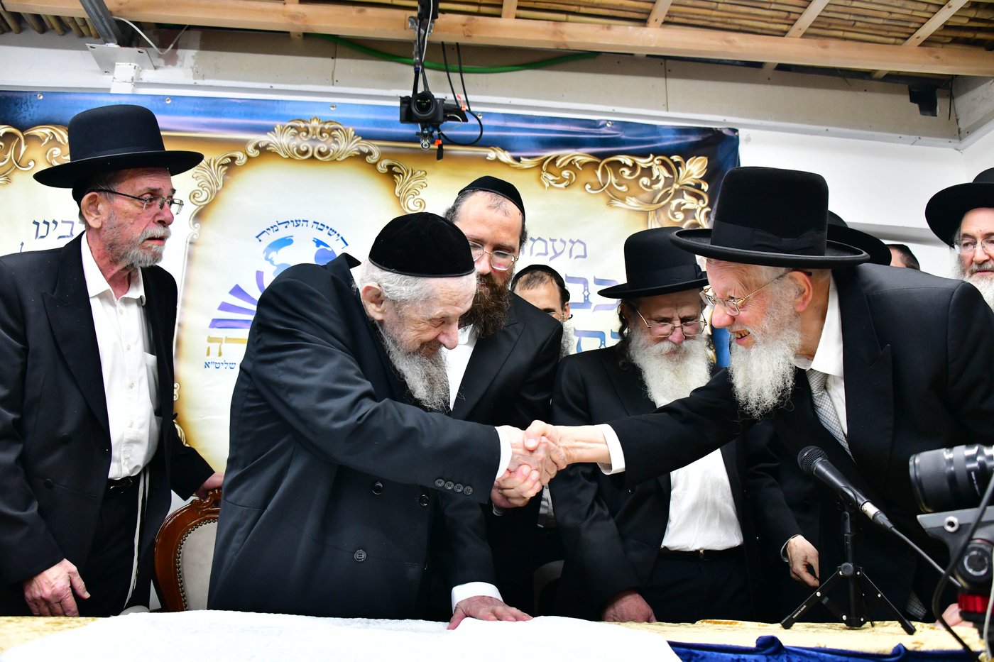 ריתחא דאורייתא בסוכתו של הגאון רבי דב לנדו שליט"א | צילום: שוקי לרר