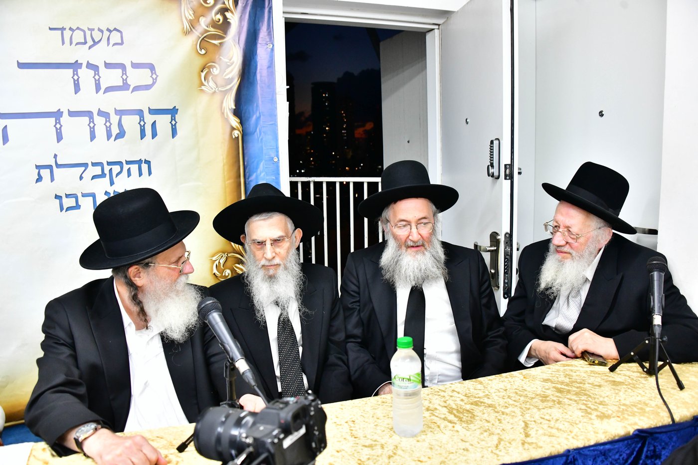 ריתחא דאורייתא בסוכתו של הגאון רבי דב לנדו שליט"א | צילום: שוקי לרר