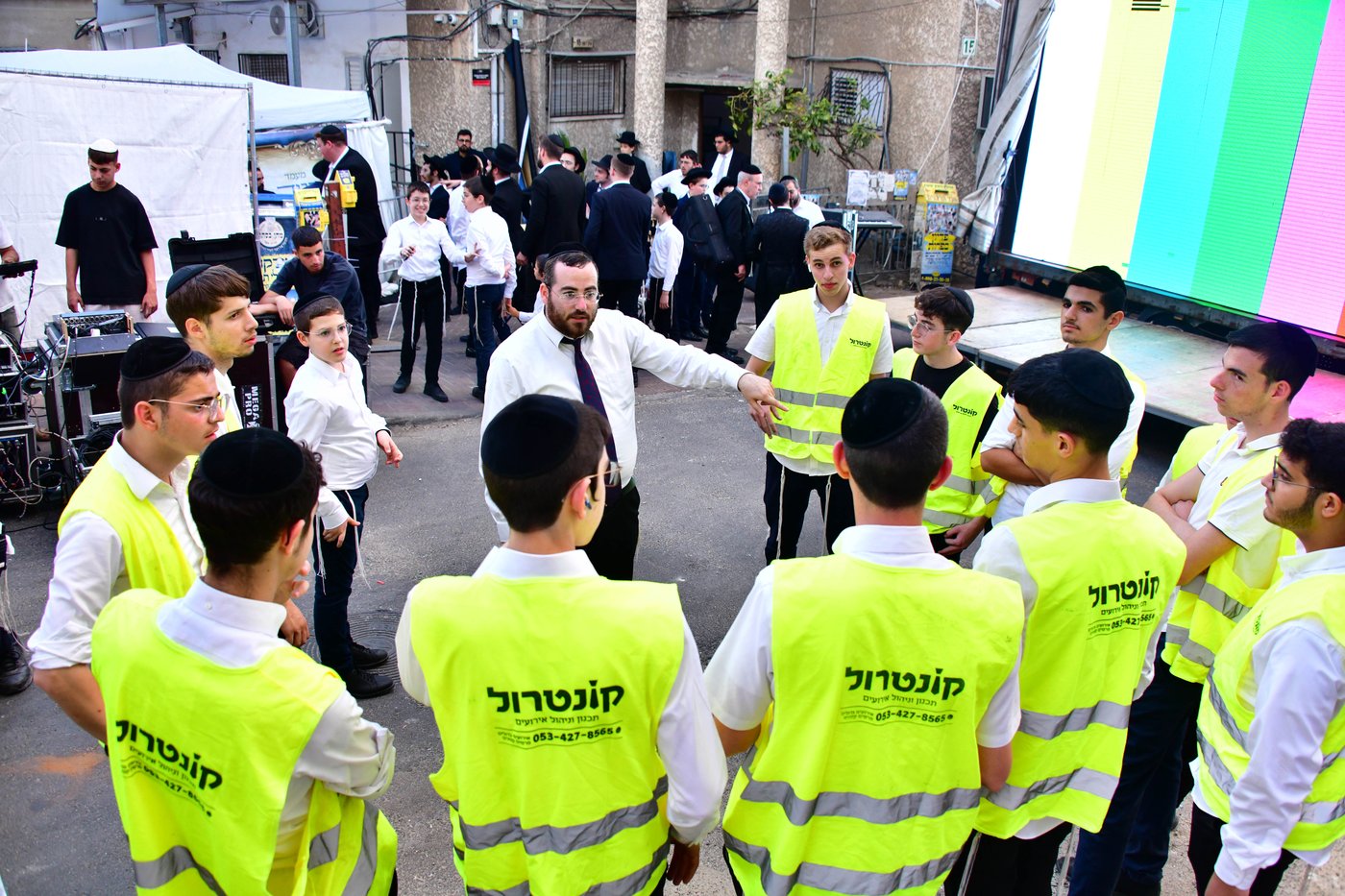 ריתחא דאורייתא בסוכתו של הגאון רבי דב לנדו שליט"א | צילום: שוקי לרר
