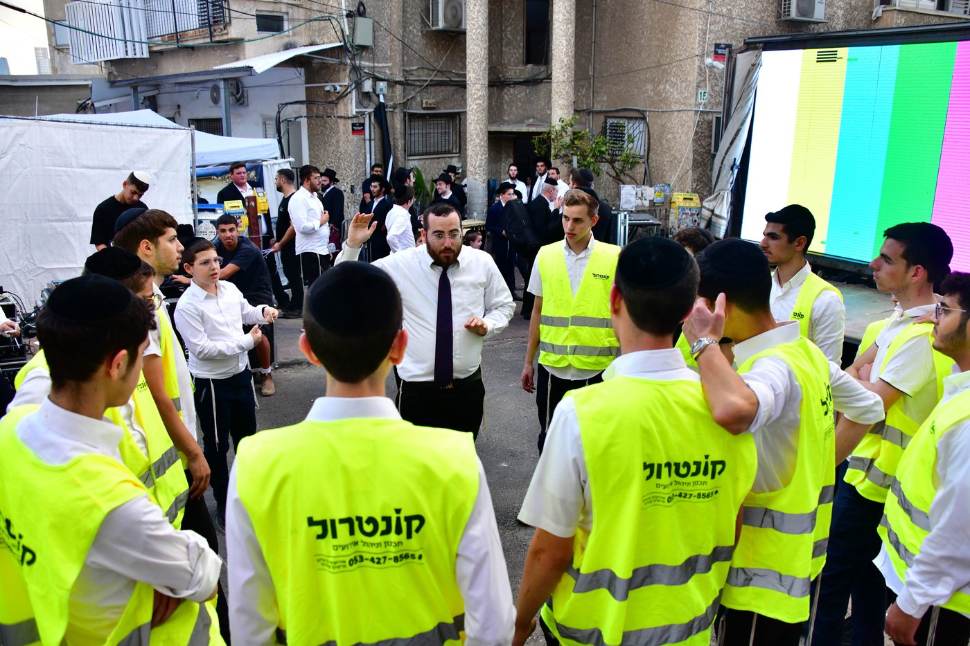 ריתחא דאורייתא בסוכתו של הגאון רבי דב לנדו שליט"א | צילום: שוקי לרר