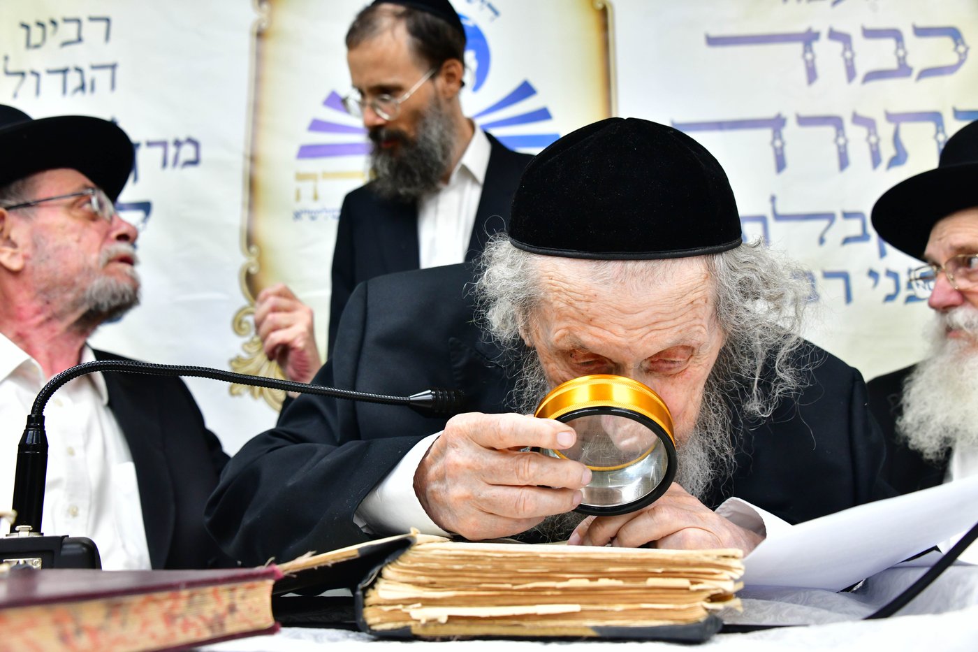 ריתחא דאורייתא בסוכתו של הגאון רבי דב לנדו שליט"א | צילום: שוקי לרר