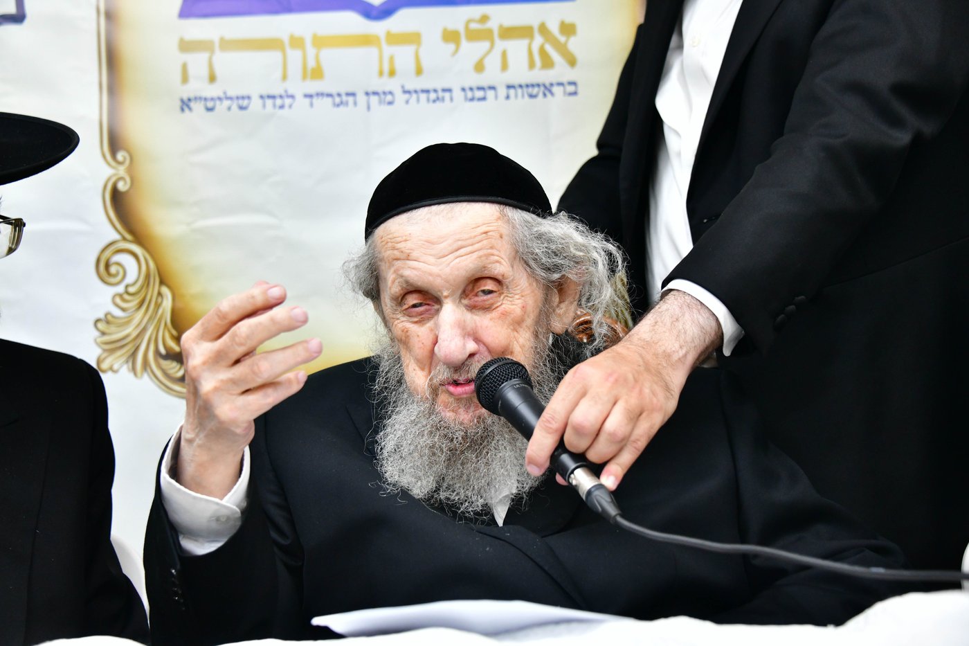 ריתחא דאורייתא בסוכתו של הגאון רבי דב לנדו שליט"א | צילום: שוקי לרר
