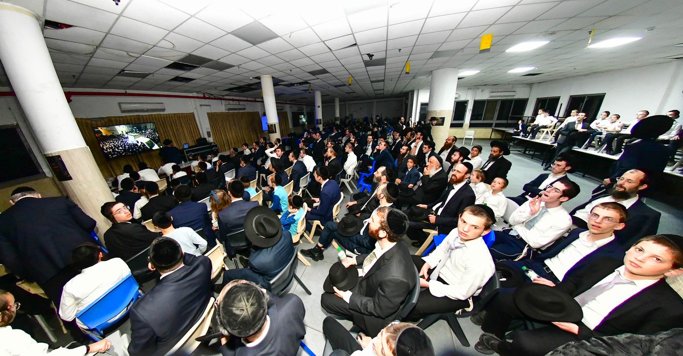 ריתחא דאורייתא בסוכתו של הגאון רבי דב לנדו שליט"א | צילום: שוקי לרר
