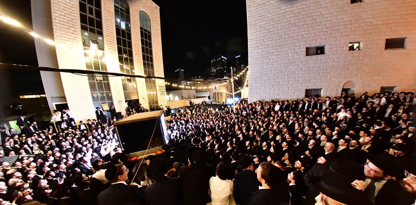 ריתחא דאורייתא בסוכתו של הגאון רבי דב לנדו שליט"א | צילום: שוקי לרר