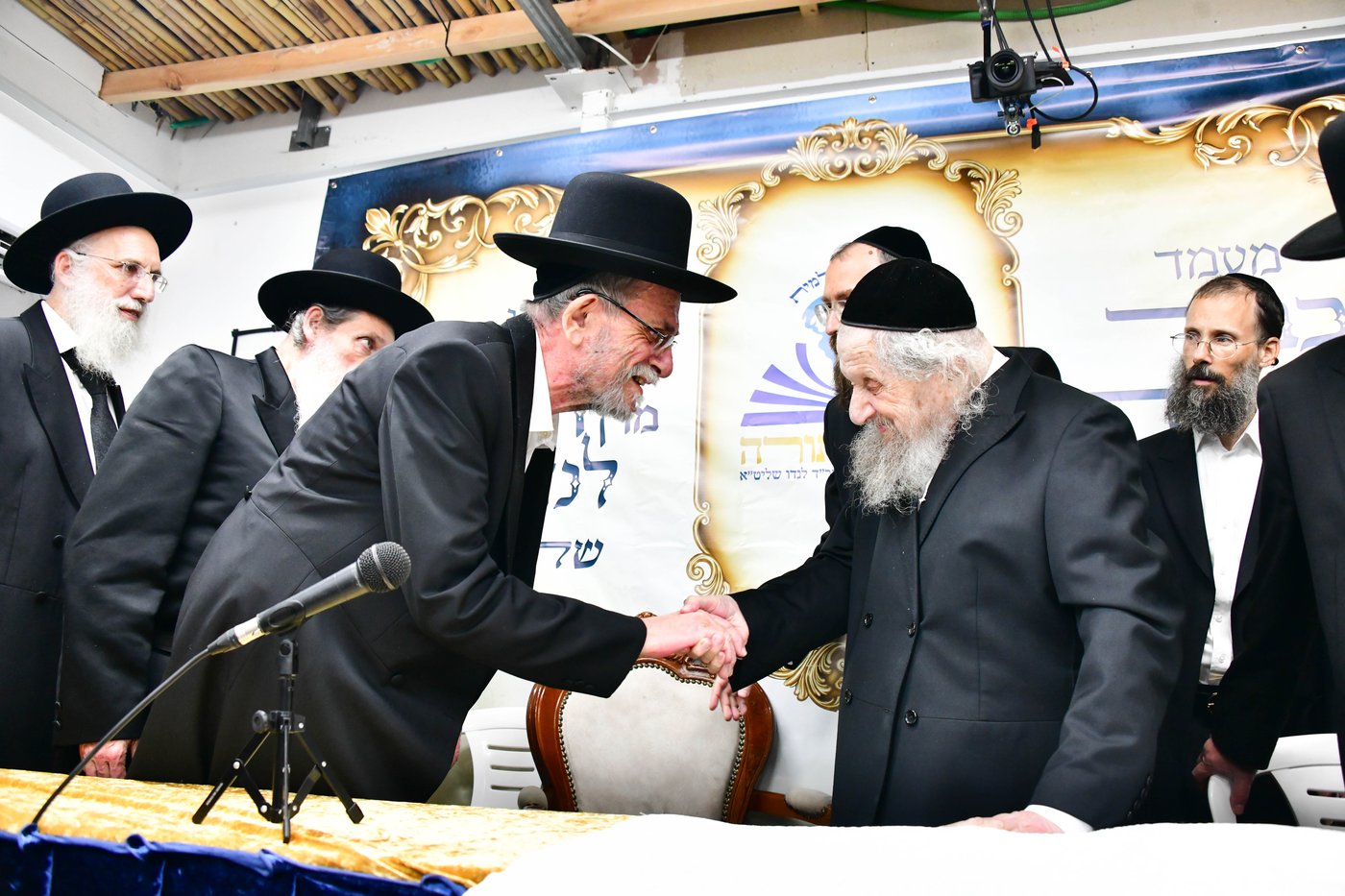 ריתחא דאורייתא בסוכתו של הגאון רבי דב לנדו שליט"א | צילום: שוקי לרר