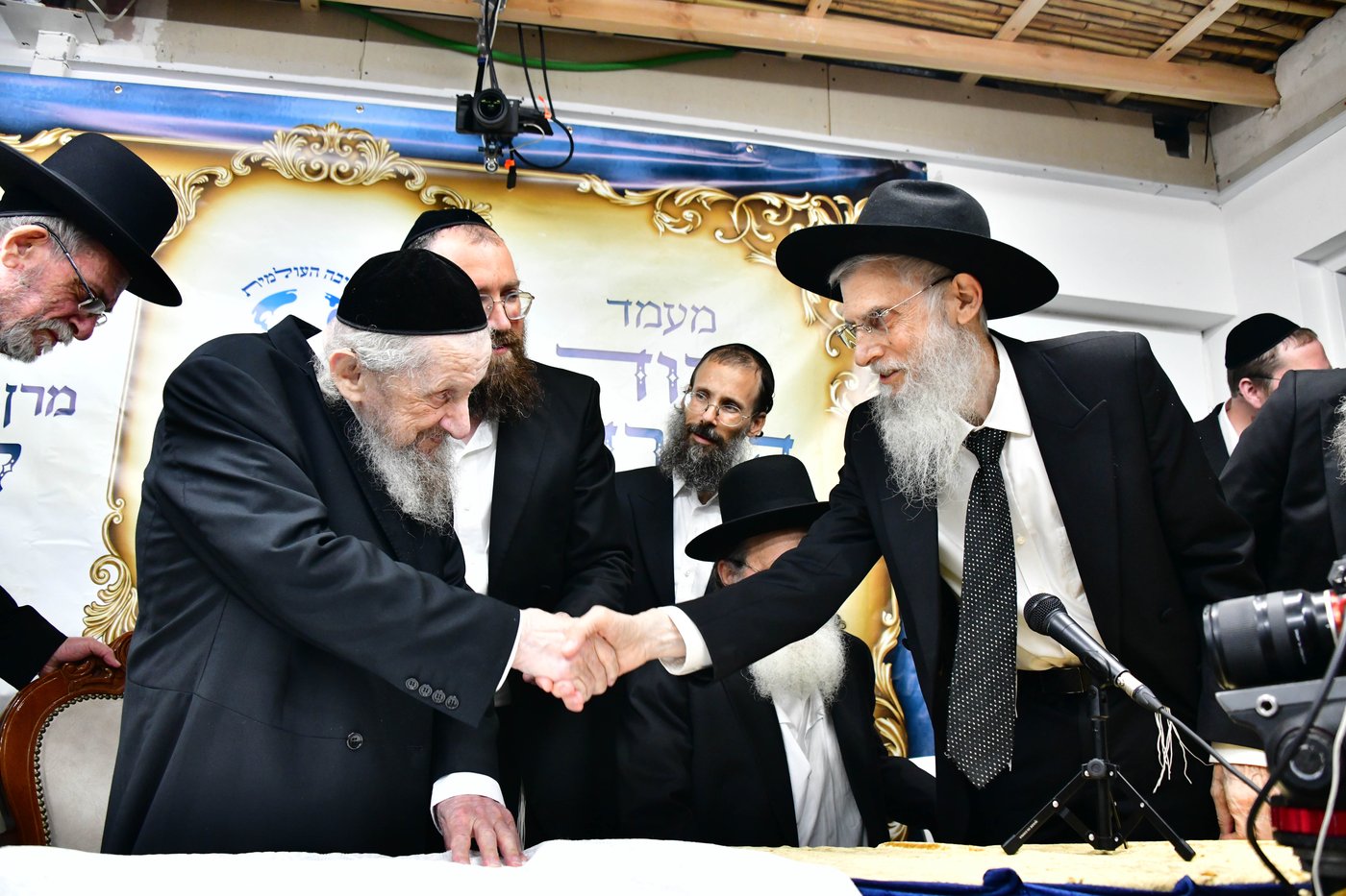 ריתחא דאורייתא בסוכתו של הגאון רבי דב לנדו שליט"א | צילום: שוקי לרר