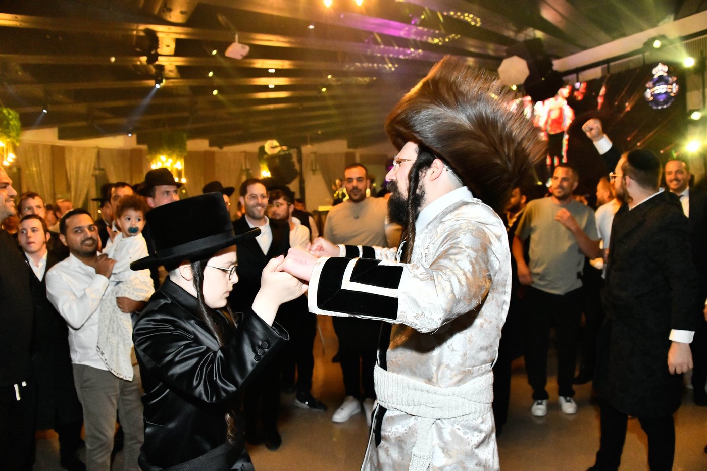 האדמו"ר ממעז'בוז' שליט"א בריקוד עם בנו מושי בשמחת בר המצווה