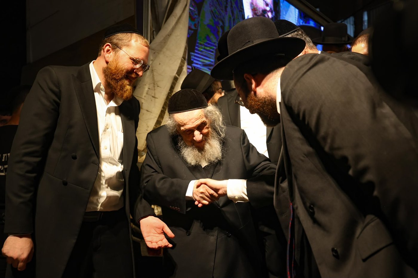 ריתחא דאורייתא בסוכתו של הגאון רבי דב לנדו שליט"א | צילום: ינון שובלי