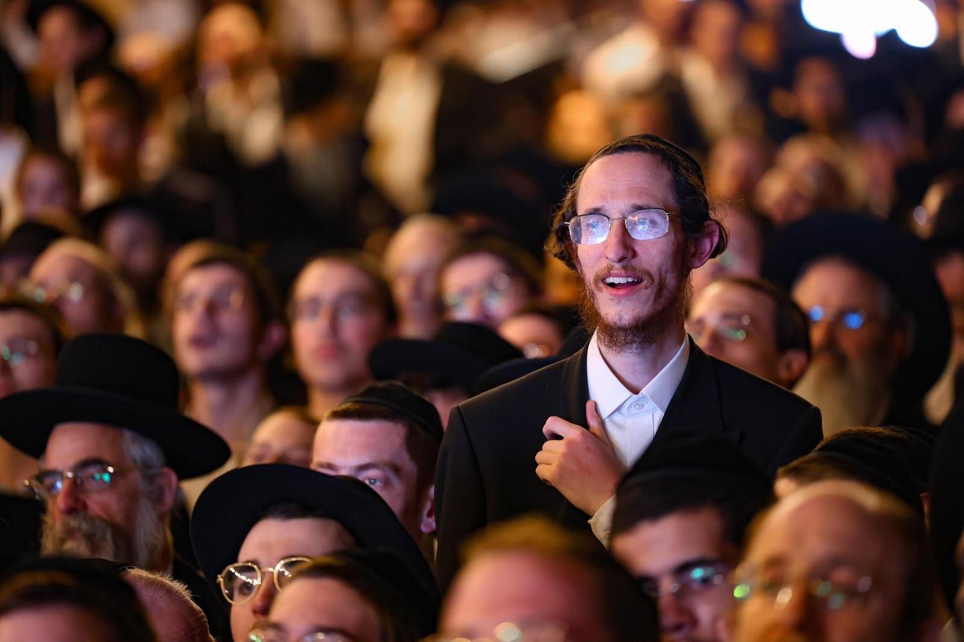 ריתחא דאורייתא בסוכתו של הגאון רבי דב לנדו שליט"א | צילום: ינון שובלי